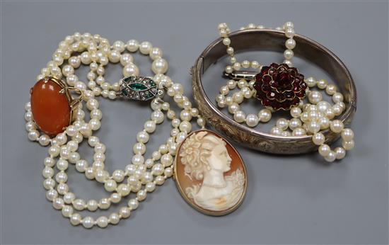 An agate-set yellow metal dress ring, two pearl necklaces and three other items,